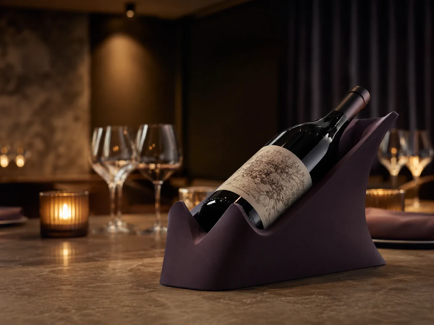 Un espositore per vino su misura in un ambiente di ospitalità illuminato con luce calda.