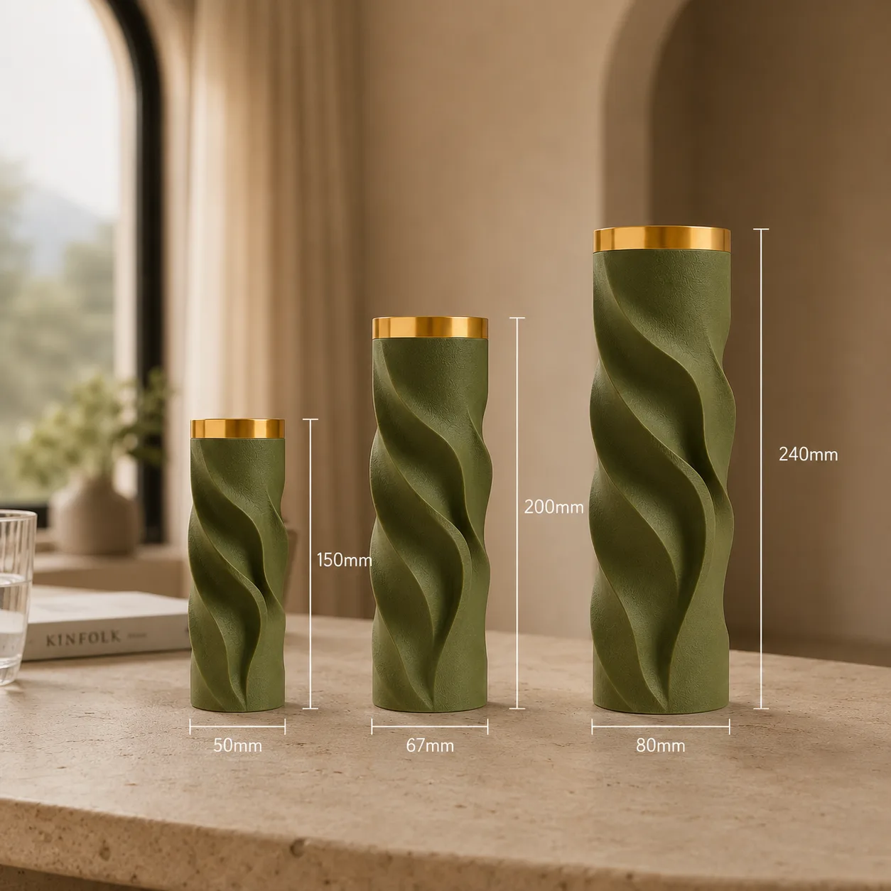 Un vaso a colonna a spirale su un tavolo di travertino, con il rilievo che prende luce per tutta l’altezza. (1/4)